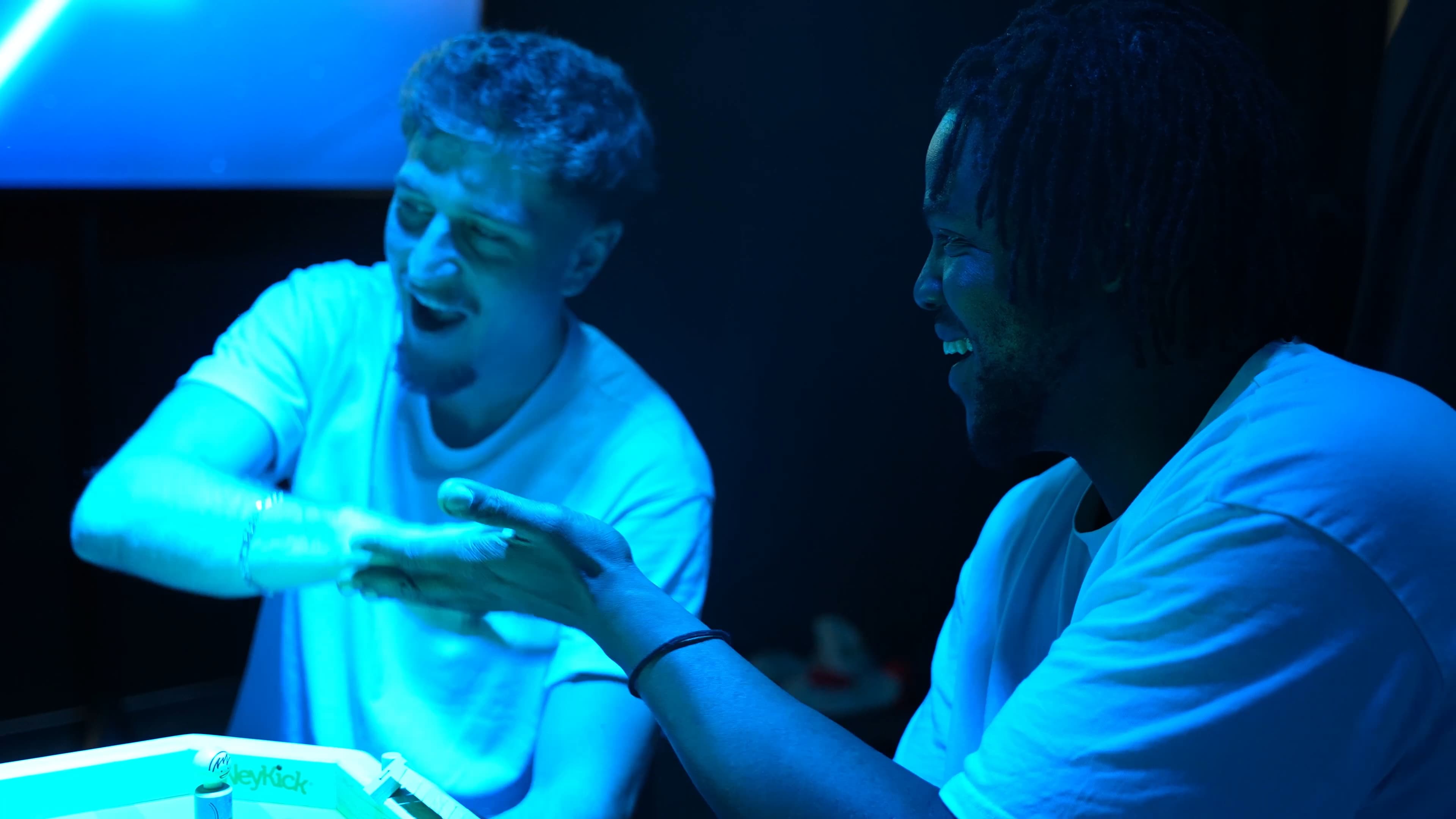 Teilnehmer schlagen ein