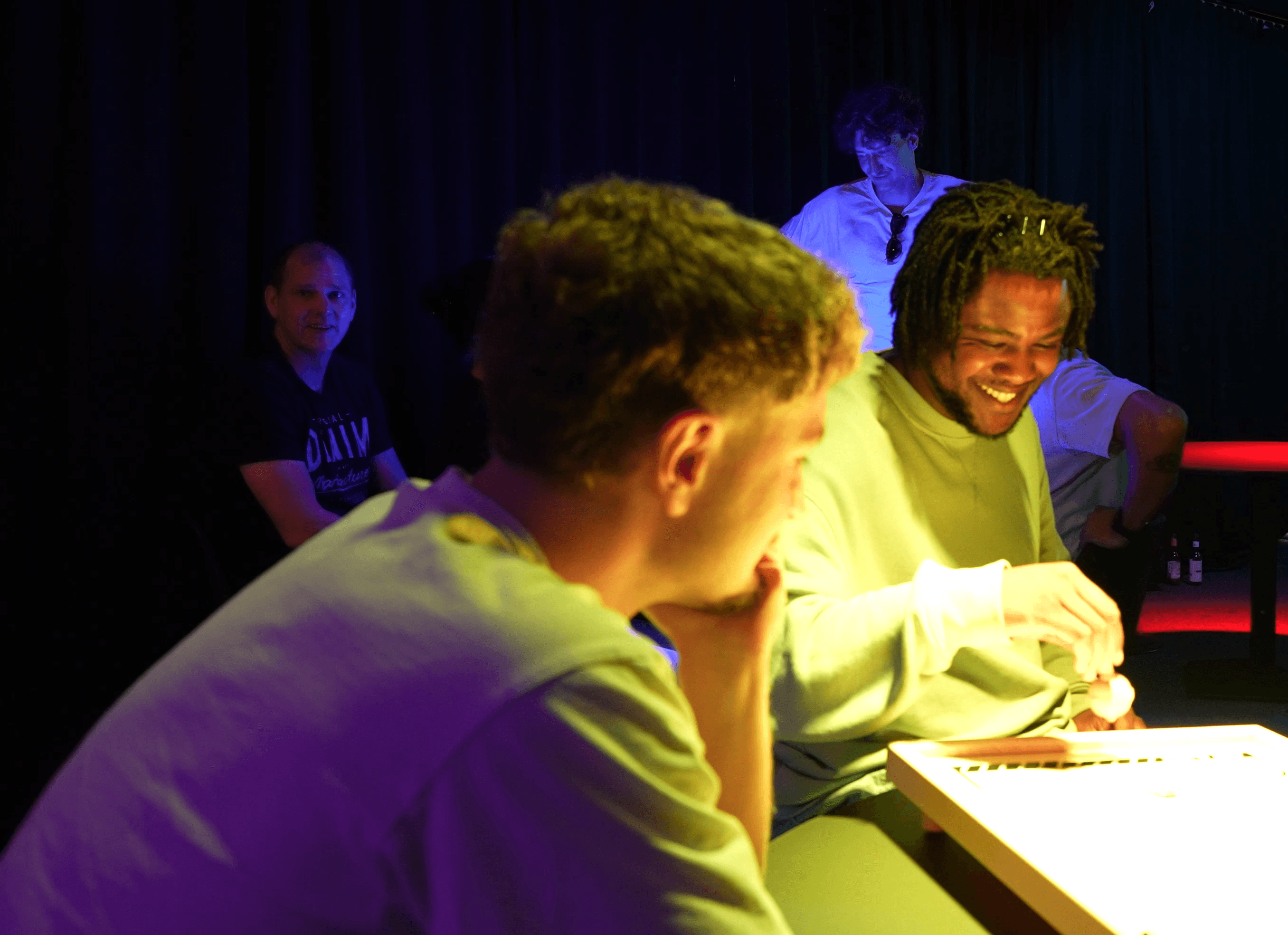 Zwei Teilnehmer am Holzbrettspiel