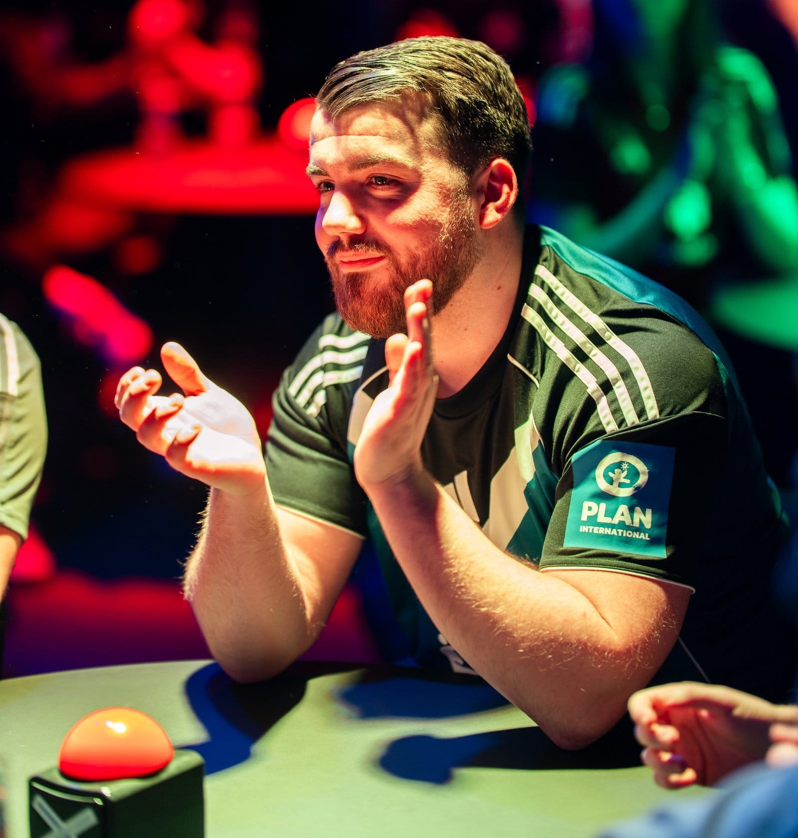 Teilnehmer drückt begeistert den Buzzer bei der Gameshow