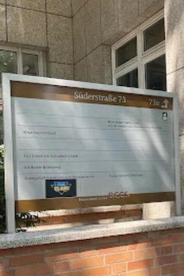 Die Firmentafel am Gehweg mit unserem Logo unten links
