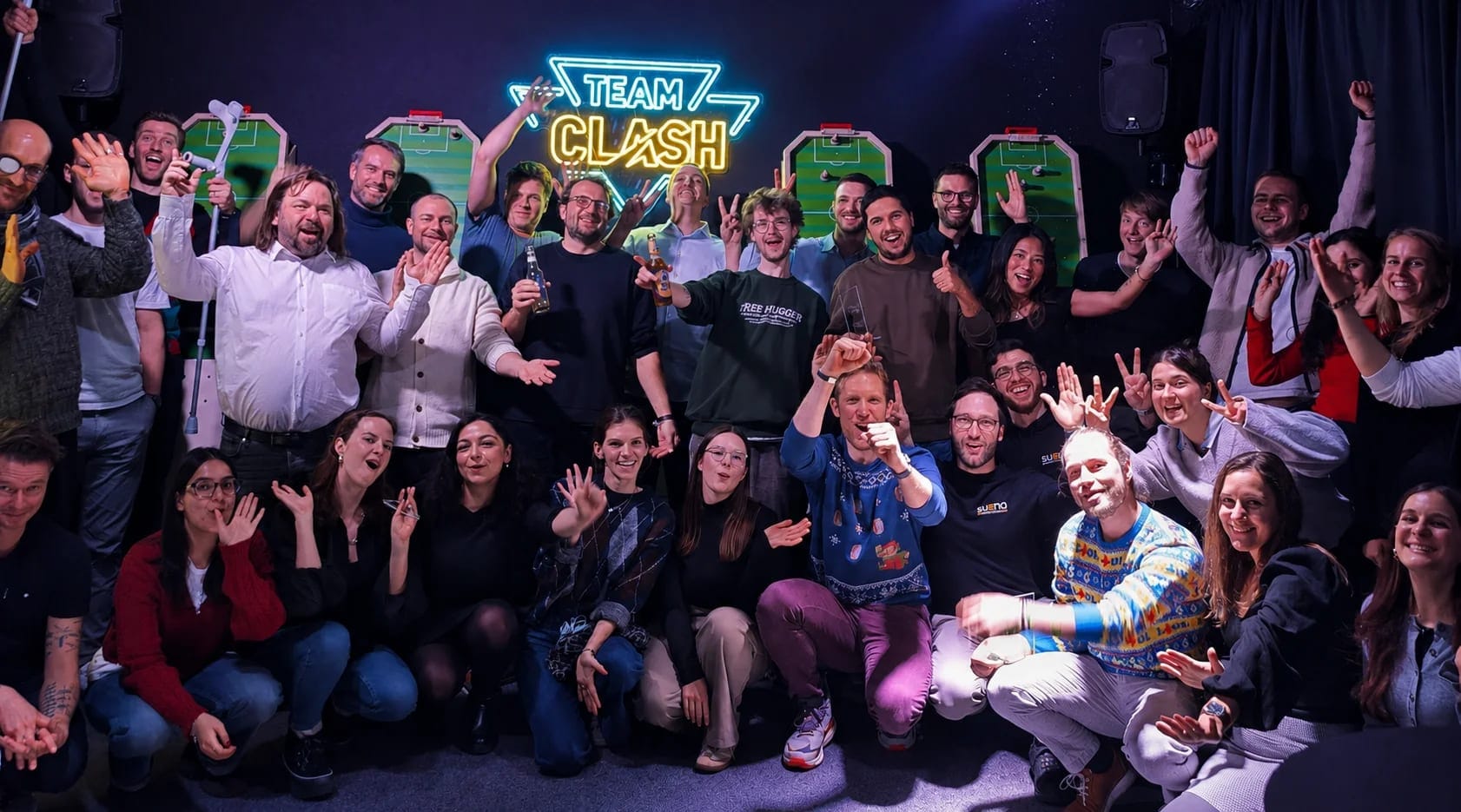 Eine Gruppe jubelt bei uns im Game Room