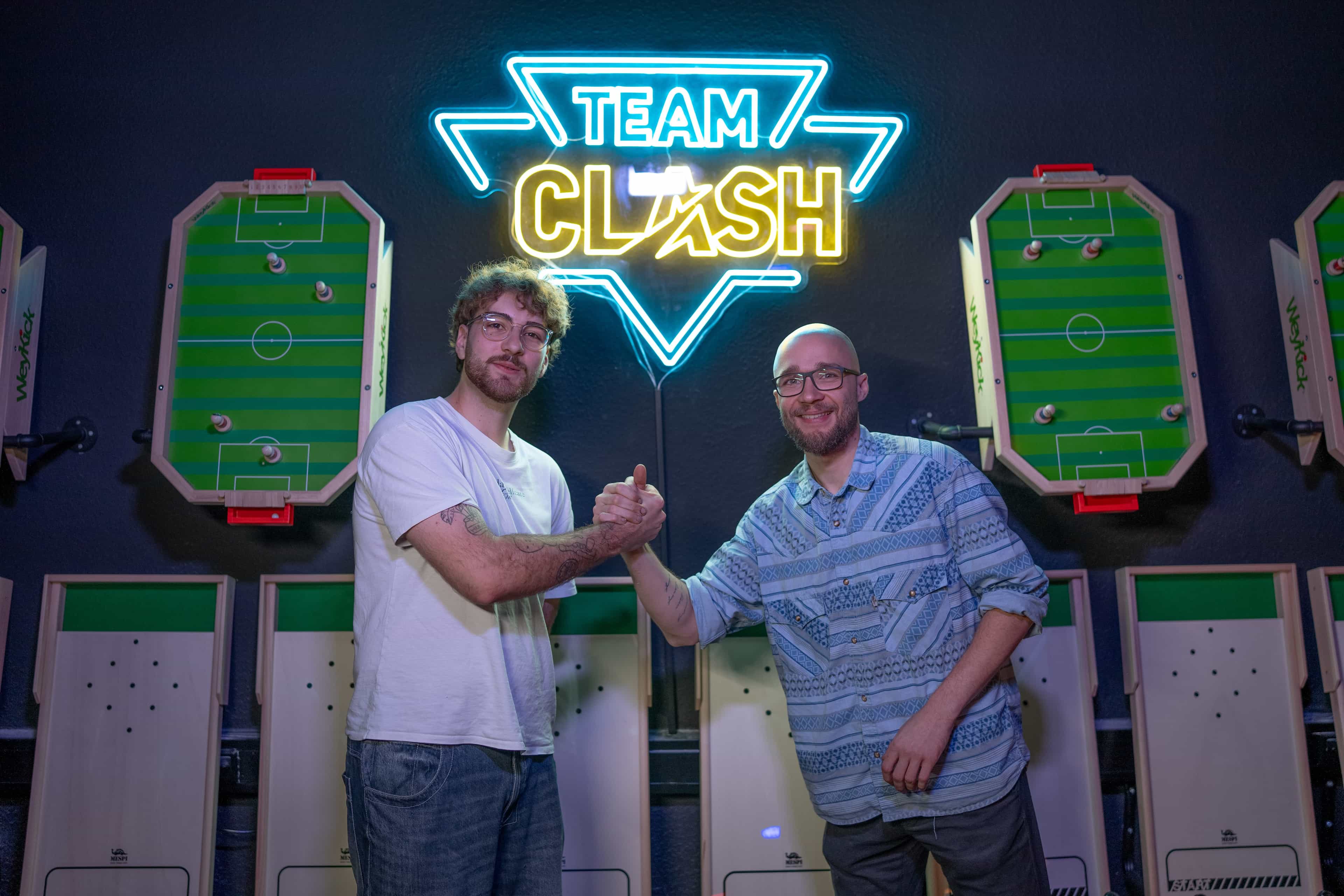 Teilnehmer und Host Siegerpose