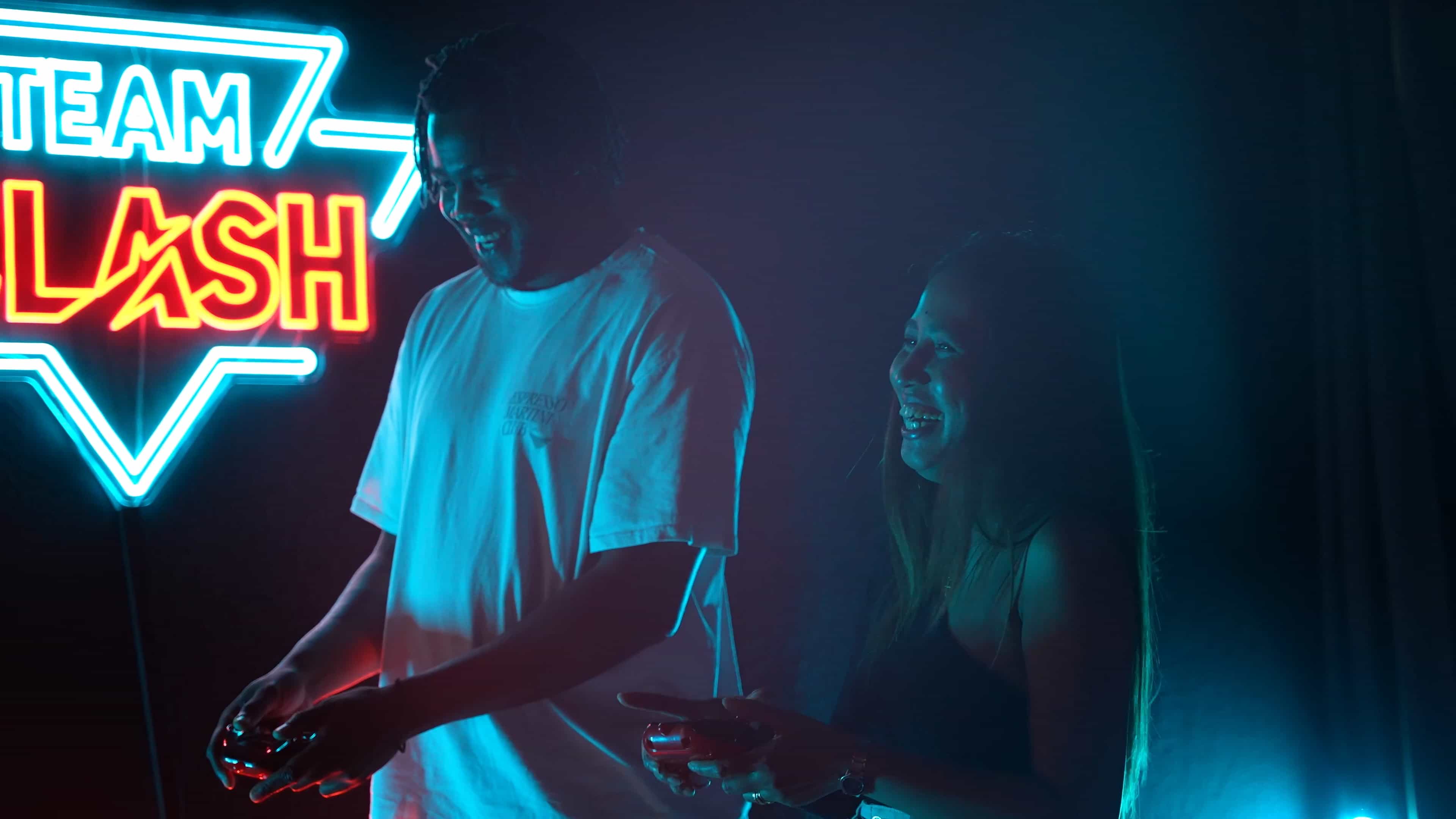 Zwei Teilnehmer mit Remote Control am Lachen